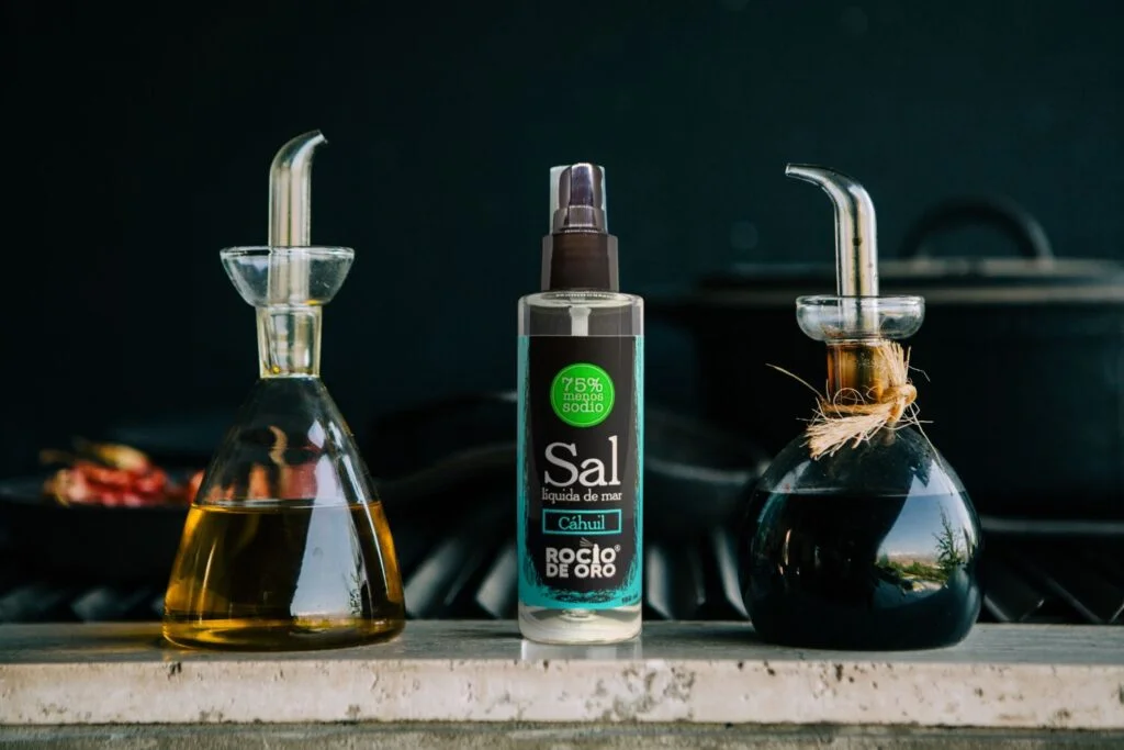 Tesoros de Cáhuil SpA, es una empresa joven que nace el año 2018, con el objetivo de rescatar y dar valor agregado a tradiciones ancestrales y productos típicos de la zona de Cáhuil, Pichilemu y sus alrededores. Es por esto por lo que, rescatamos las tradiciones centenarias de las Salinas de la zona y le dimos valor agregado y diferenciación a su producto, la sal de mar, y desarrollamos Rocío de Oro®-Sal de Mar Líquida, un producto único en el mercado nacional, pionero en Chile, con un alto potencial, que corresponde a un aderezo líquido en base a Sal de Mar de Cáhuil, reducido en Sodio, con una innovadora y práctica forma de dosificación por atomización (spray), deal para usar en todo tipo de comidas, especialmente en: ensaladas, carnes, pescados, mariscos, guisos, sopas, entre otros. Cabe mencionar que, desde nuestros inicios, nuestro producto ha tenido una muy buena aceptación de nuestros clientes y consumidores, por ser un producto innovador, diferenciado, beneficioso para la salud, práctico, funcional, su elegante presentación, entre otros, y ha demostrado tener un alto potencial de crecimiento y escalamiento, por lo que queremos darle mayor difusión y posicionamiento en el mercado, accediendo a nuevos canales de venta y distribución, tanto a nivel local, regional, como también en Santiago y regiones, e incluso fuera del país. Si bien aún tenemos una producción principalmente artesanal, con volúmenes de producción limitados, estamos dispuestos a seguir escalando y creciendo en nivel de producción de manera proporcional al ir accediendo a nuevos canales y volúmenes de ventas. De la misma manera, queremos seguir innovando y a futuro seguir desarrollando nuevos productos con valor agregado a partir de productos típicos de la zona, siguiendo la línea de los productos saludables o con algún beneficio para la salud.